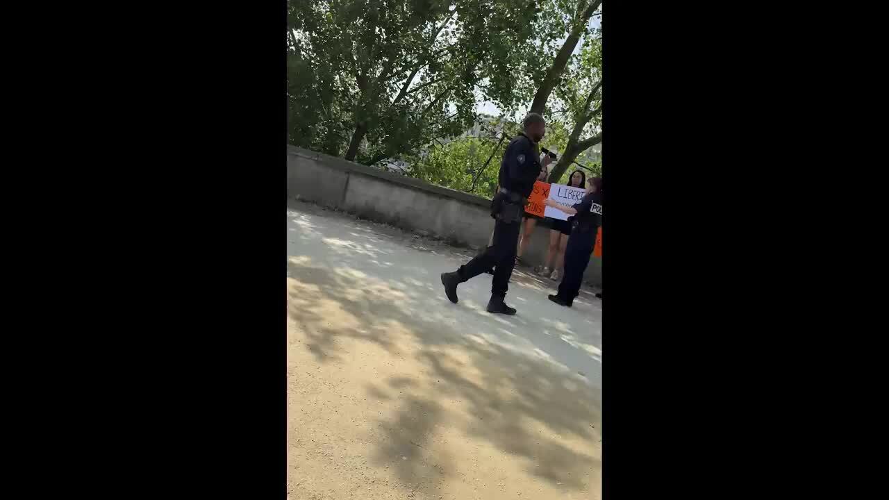 La vedette québécoise dOnlyFans Jade Lavoie interpellée seins nus devant  la tour Eiffel à Paris | Le Sac de chips