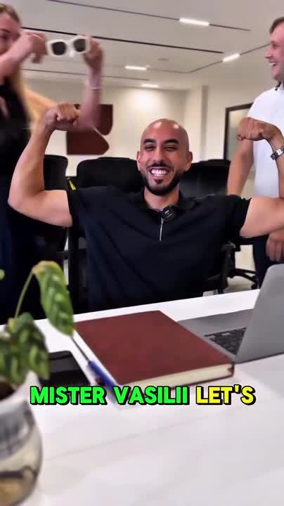 VIDÉOS] Coupable d'avoir agressé sa cliente en lui livrant du McDonald's au  Québec: ce livreur de Doordash se la coule douce à Dubaï | JDM