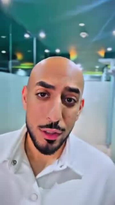 VIDÉOS] Coupable d'avoir agressé sa cliente en lui livrant du McDonald's au  Québec: ce livreur de Doordash se la coule douce à Dubaï | JDM