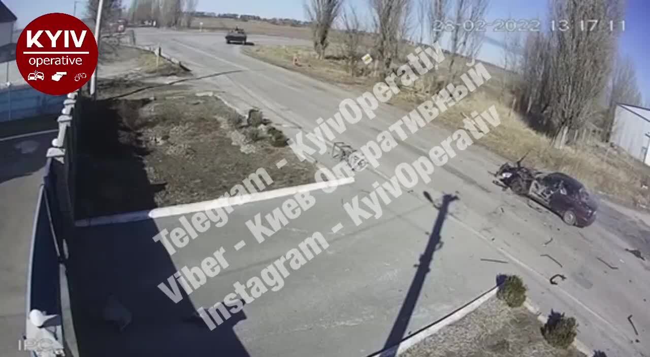Char Qui Ecrase Une Voiture En Ukraine VIDÉO CHOQUANTE] Des civils ukrainiens mitraillés par un char d'assaut  russe | JDM