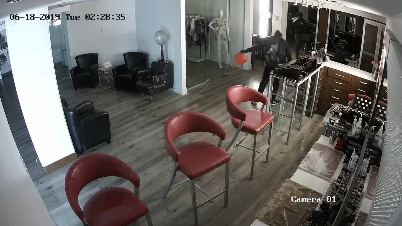 Feu Dans Un Salon De Coiffure De Montréal Deux Incendiaires