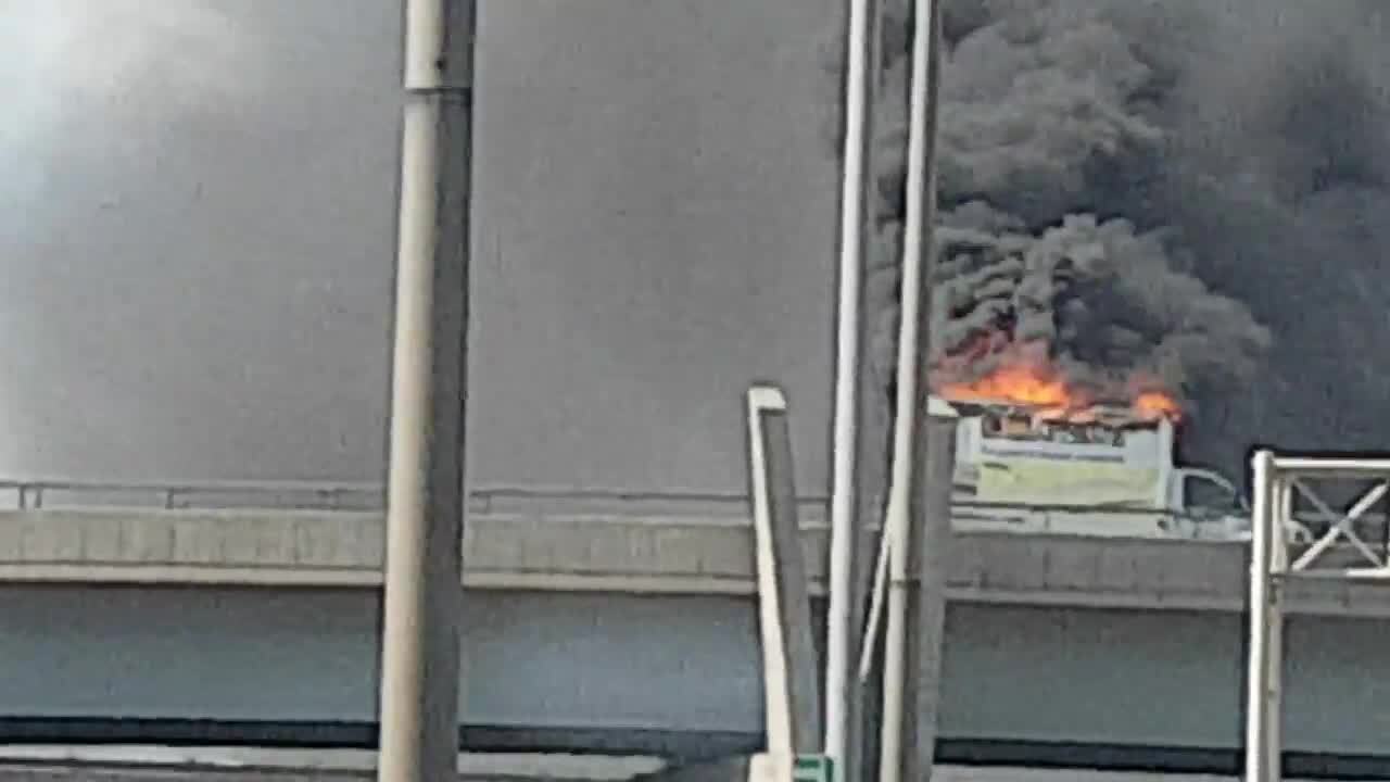 En Images Camion En Feu Sur La Voie De Desserte De La Metropolitaine Jdm