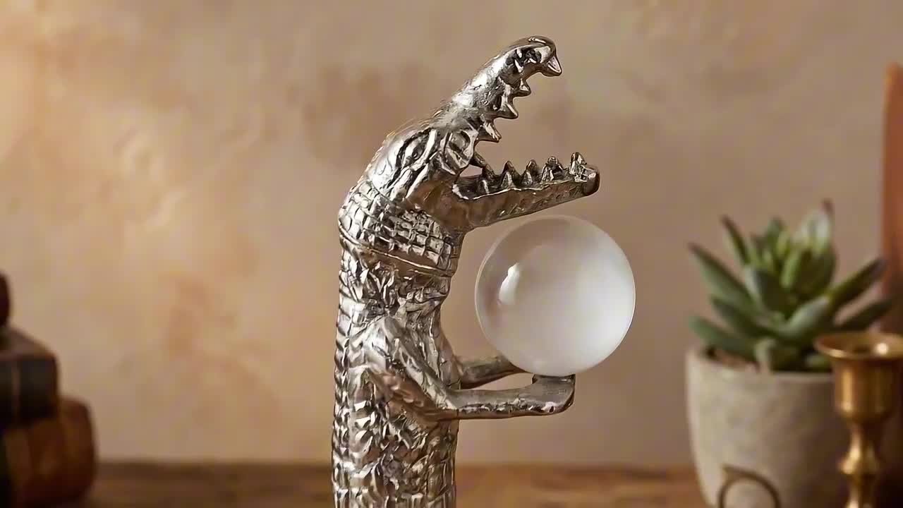 クロコダイル（シルバー）置物 Liv & Skye Silver 6.5 in. x 10.5 in. Metal Crocodile Holding