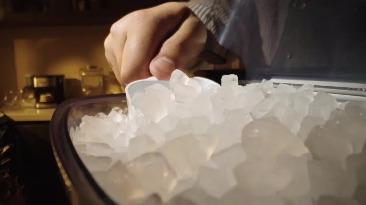 SIMZLIFE 9.45 in. 34 lb. /24H Nugget Ice Countertop Portable