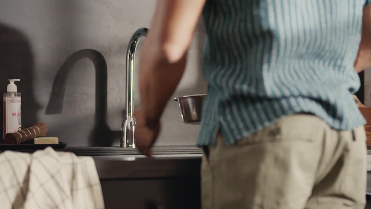 Essie Touchless Single-Handle Pull-Down Sprayer Kitchen Faucet with MotionSense Wave and Power Clean in Chrome