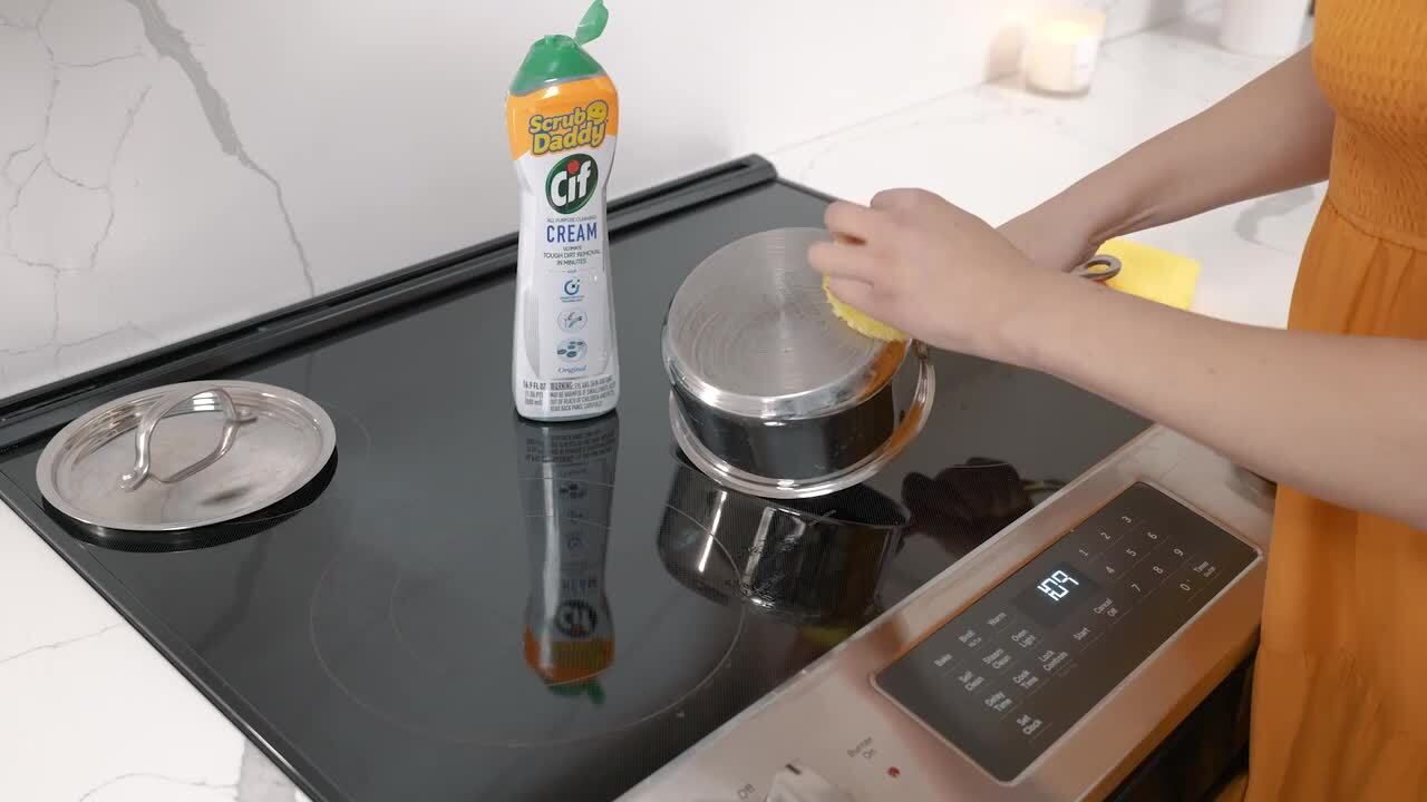 CIF Cream Lemon, Removing grease and dirt from surfaces makes cleaning  quick and easy! Made with millions of natural particles, CIF Cream keeps  your house sparkly clean.