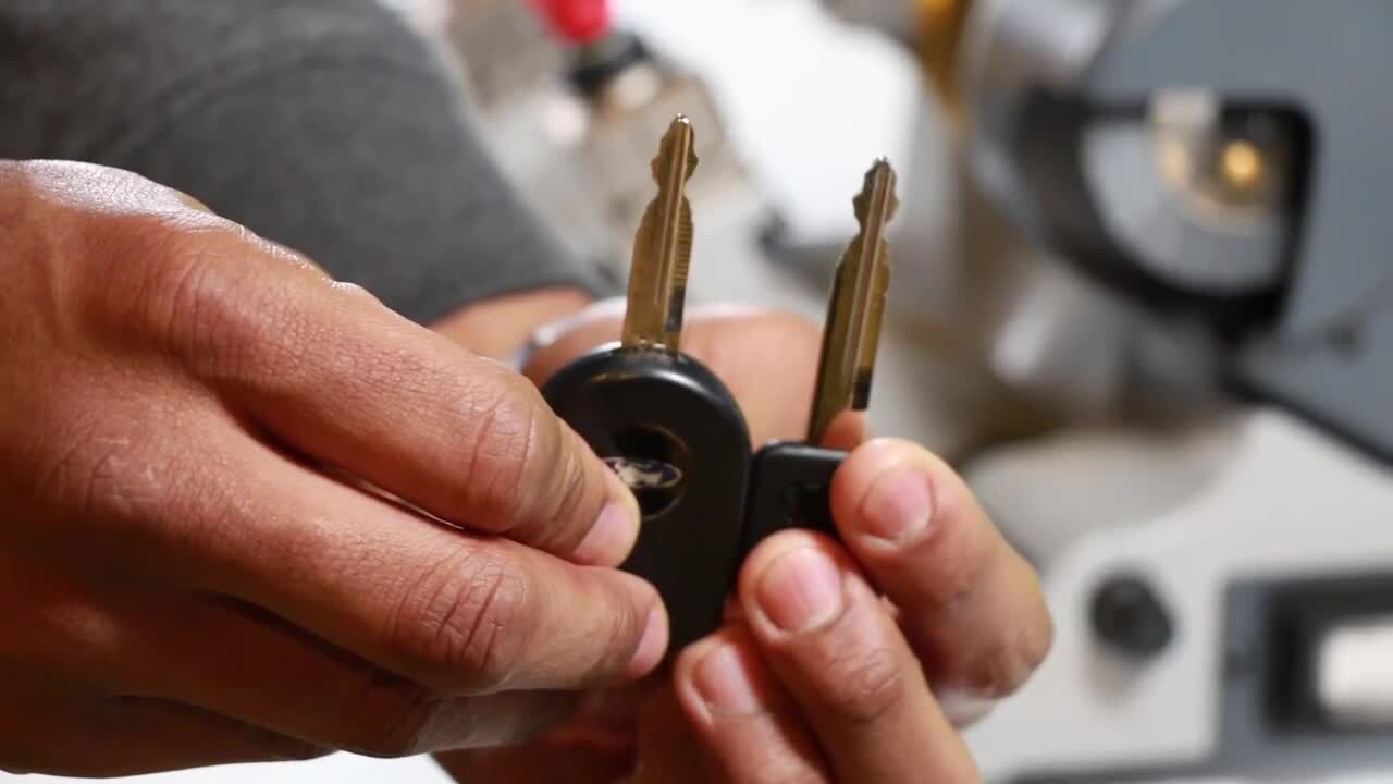 Car Keys Express - Honda Simple Key-4 Button Remote and Key Combo and Programmer with Lock, Unlock, Trunk, and Panic