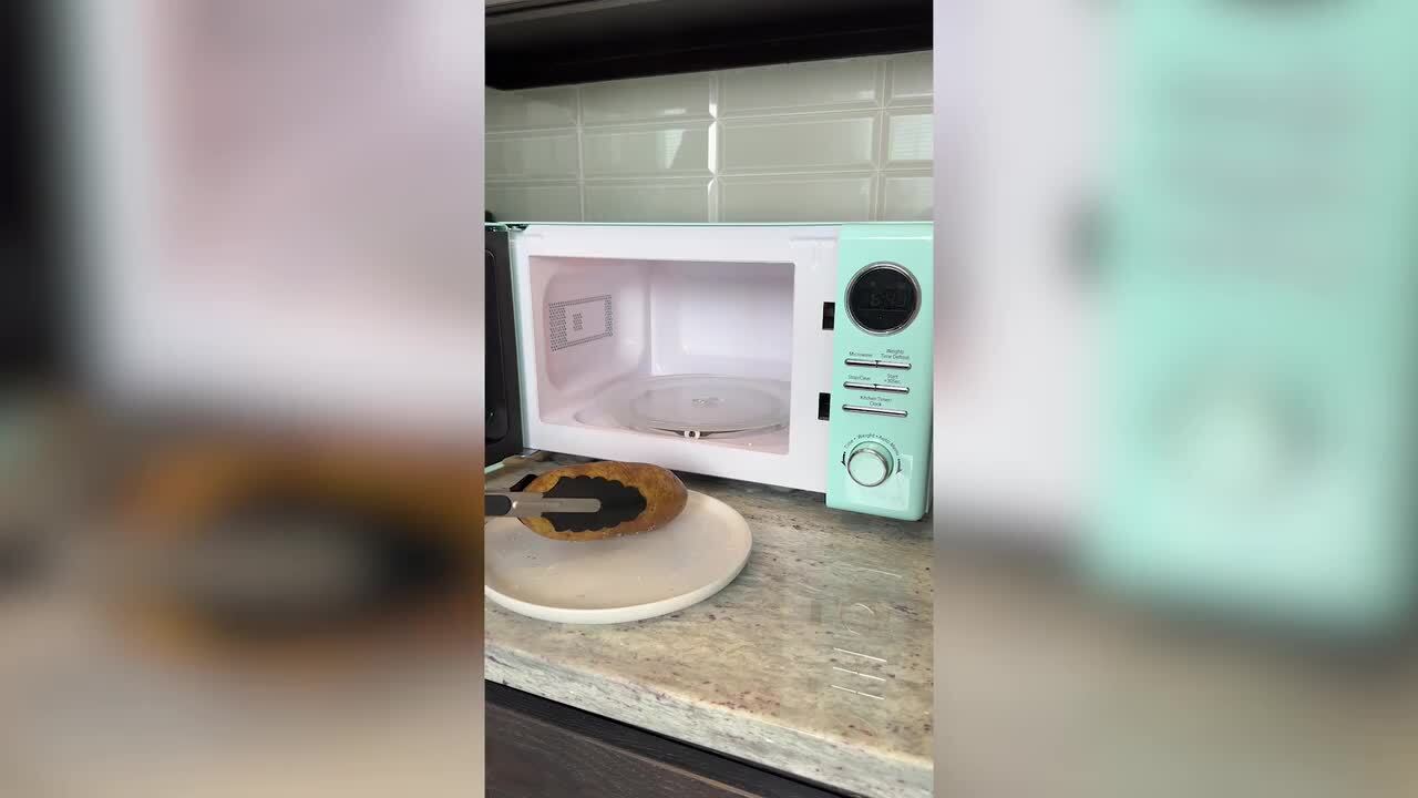 0.7 cu. ft. Retro Countertop Microwave in Mint