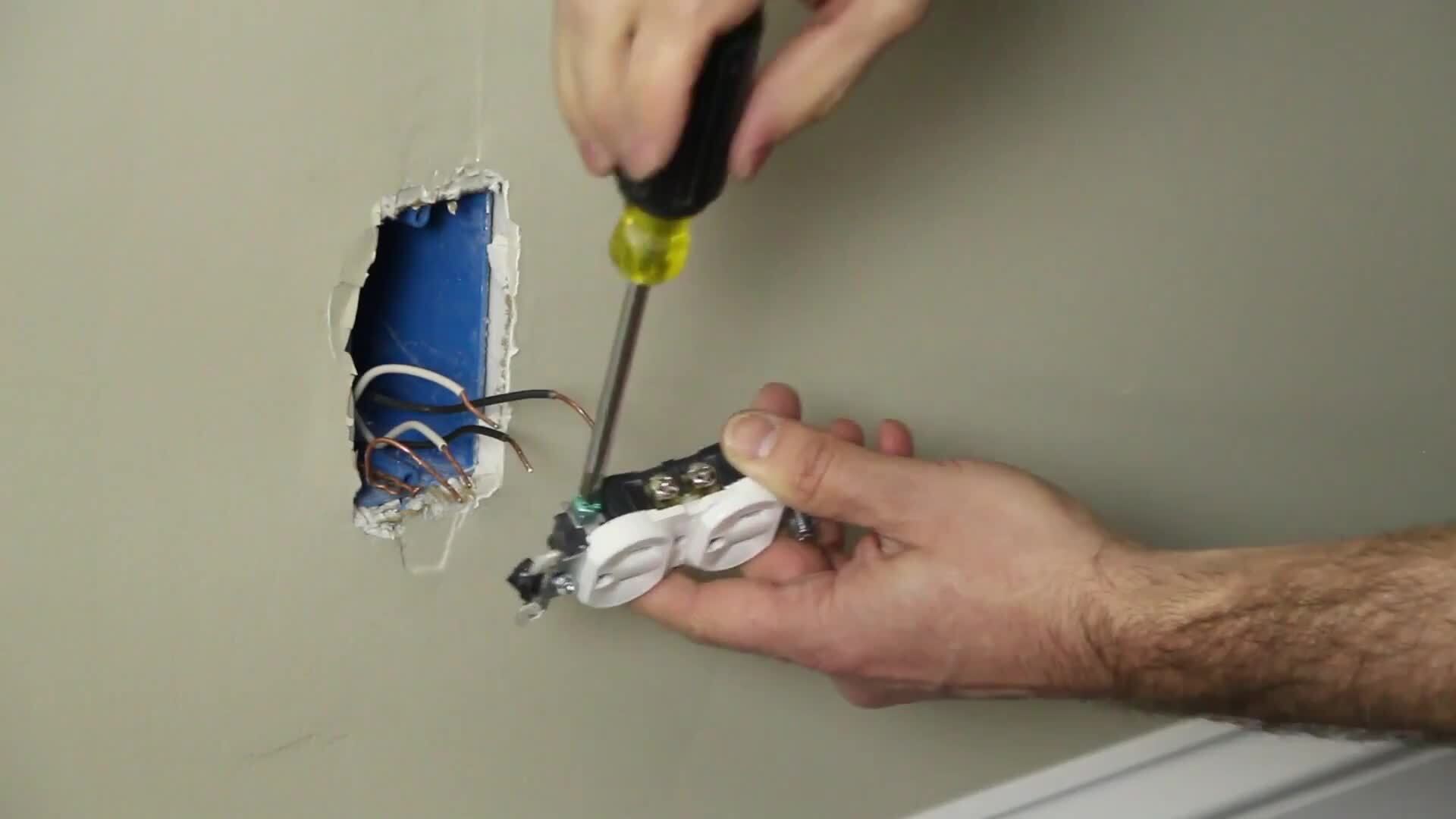 iDevices Install Guide The iDevices Wall Outlet