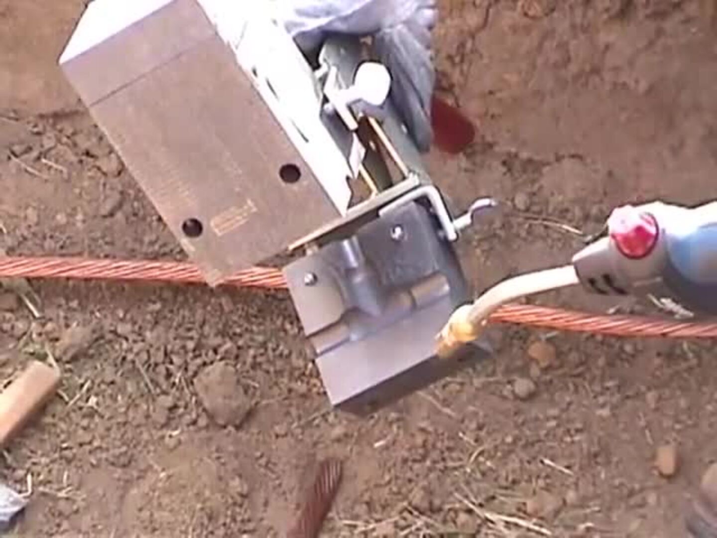 BURNDY thermOweld® cable to cable T -weld