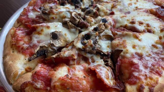 MOGIO’S GOURMET PIZZA - 38 Photos & 30 Reviews - 102 E Ovilla Rd, Red ...