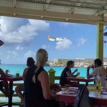 SUNSET BAR AND GRILL - 2 Beacon Hill Rd, Sint Maarten, Noord-Holland ...