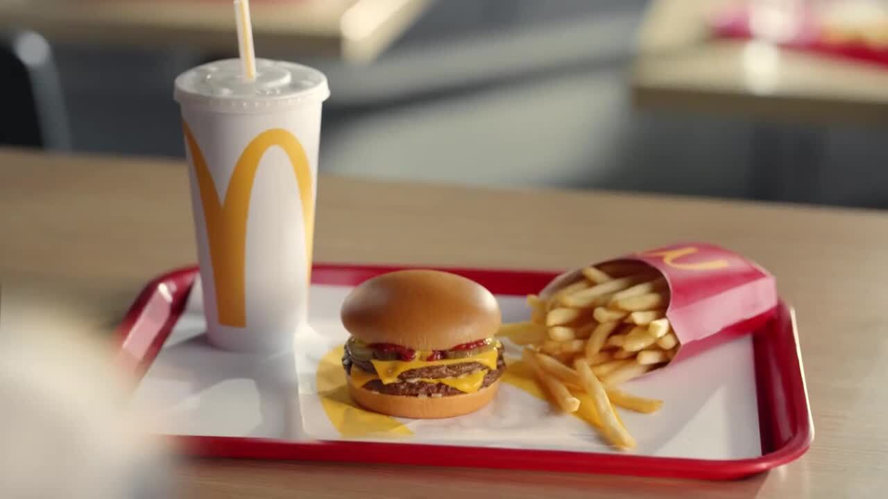 McDonald's resgata Papa Burger para promover cardápio