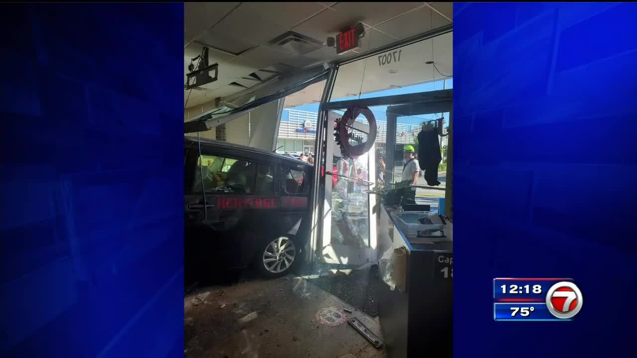 Longtime Customer Crashes Into Palmetto Bay Diner No Serious Injuries Wsvn 7news Miami News Weather Sports Fort Lauderdale