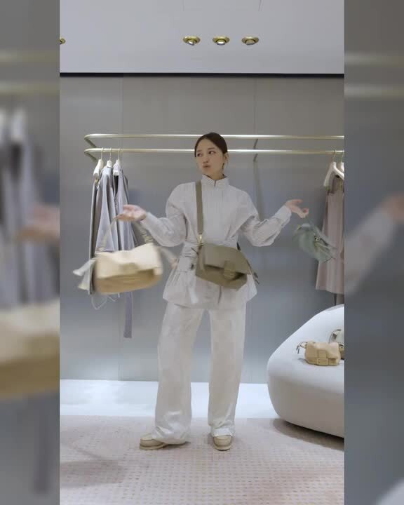 川口春奈がフェンディの最新ルックとともにイタリアで過ごす特別