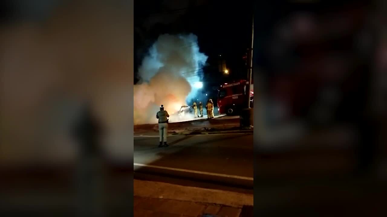 VÍDEO: Carro pega fogo no centro de Caxias do Sul