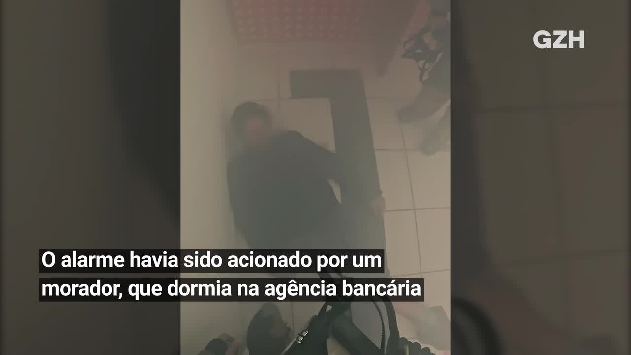 VÍDEO: homem aciona alarme de segurança ao dormir em agência bancária no  centro de Cruz Alta | Passo Fundo