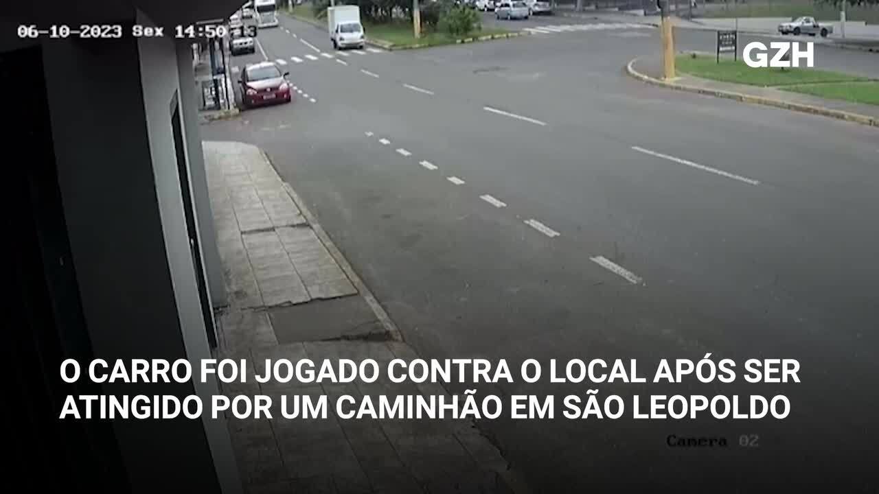 VÍDEO: carro é jogado contra padaria após ser atingido por caminhão em São  Leopoldo | GZH