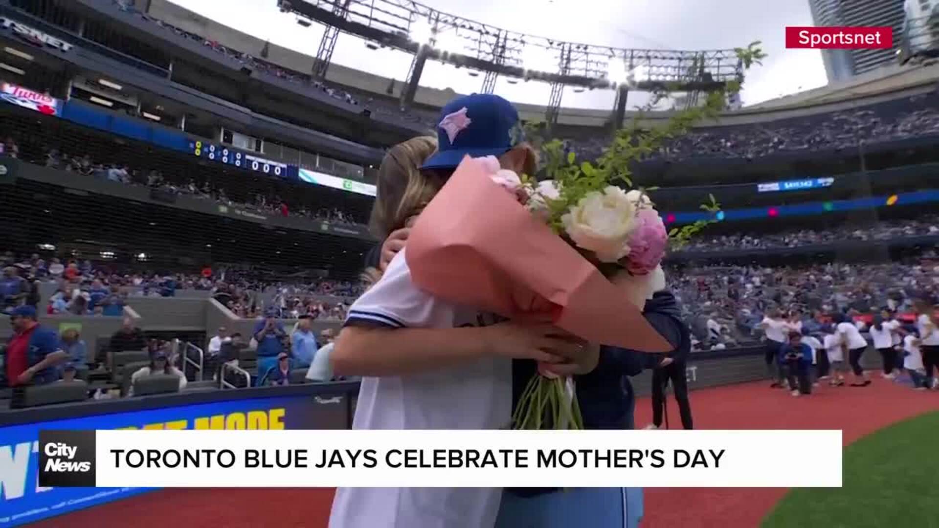 Blue Jay's Turner and wife Kourtney share special moment at game