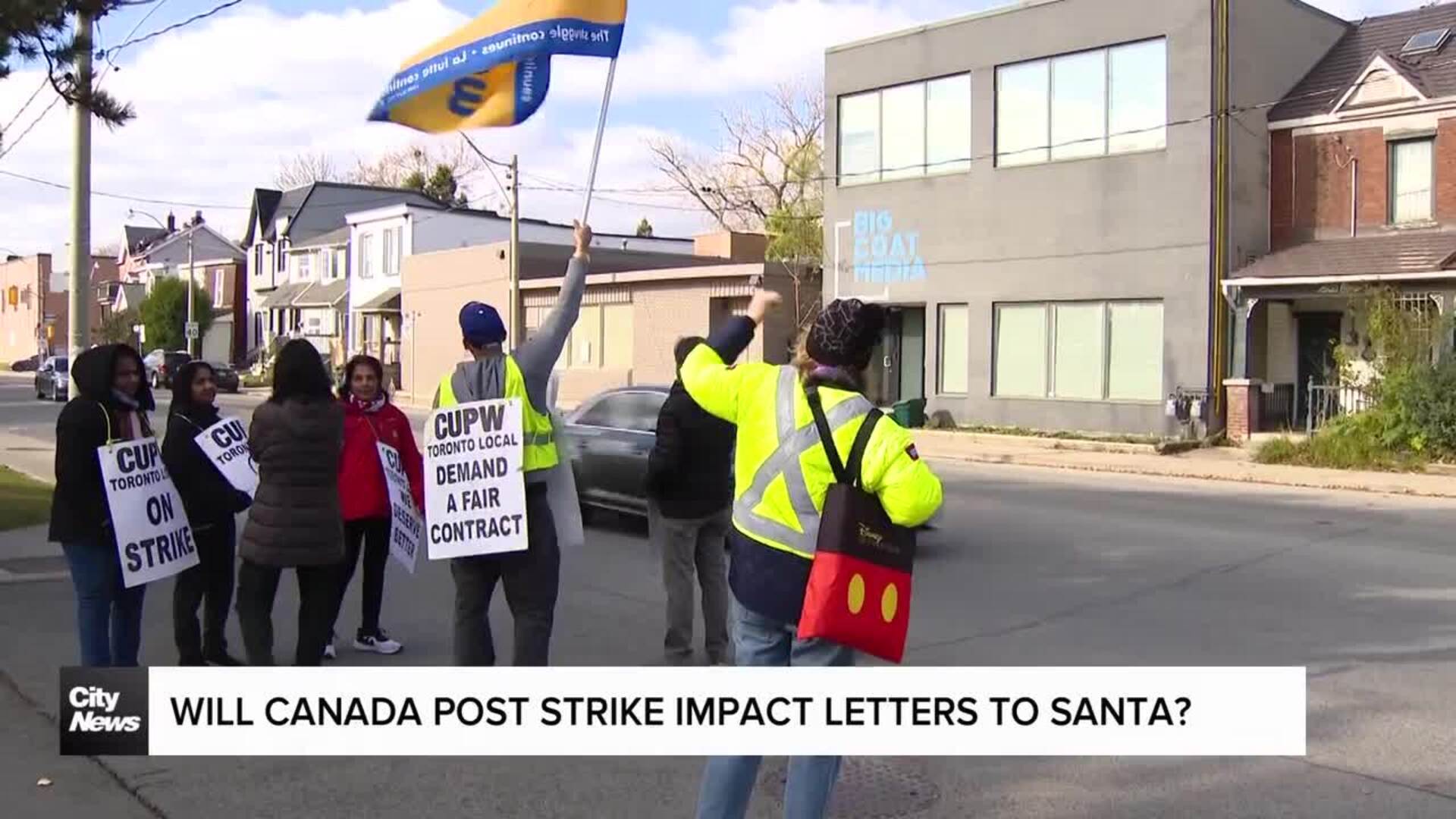 How will Canada Post strike impact letters to Santa?