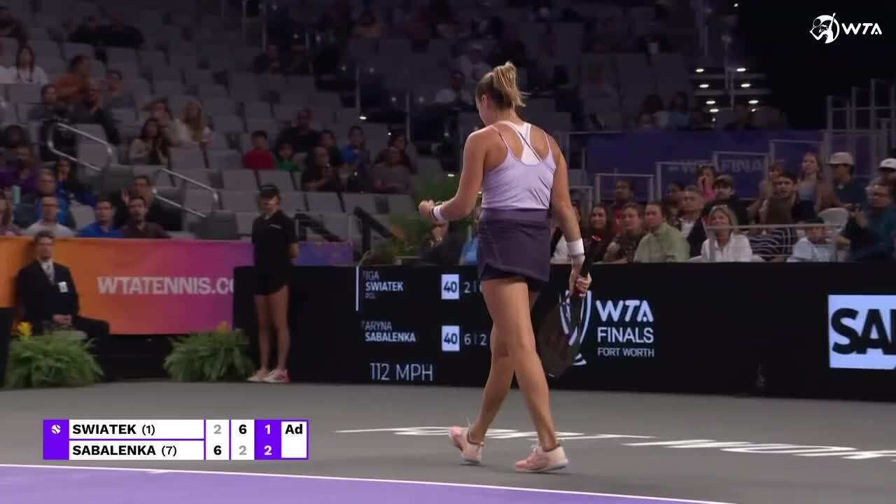 Sabalenka vence jogo adiado por chuva e pega Swiatek na semifinal do WTA  Finals