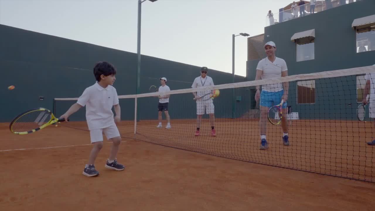 Nadal, ¡el coach! El español da una clínica para niños en tierra batida en Jedah