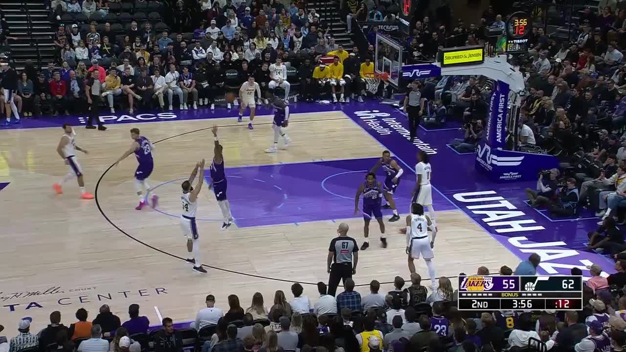 Sandro Mamukelashvili hits from way downtown