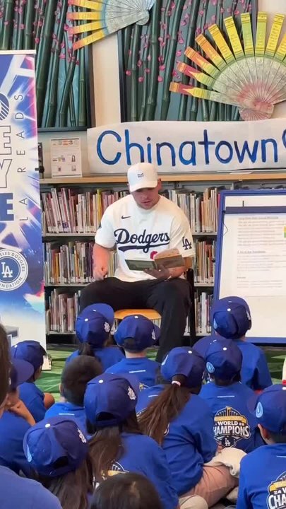 When Dalton Rushing surprised young Dodger fans and read books with them!