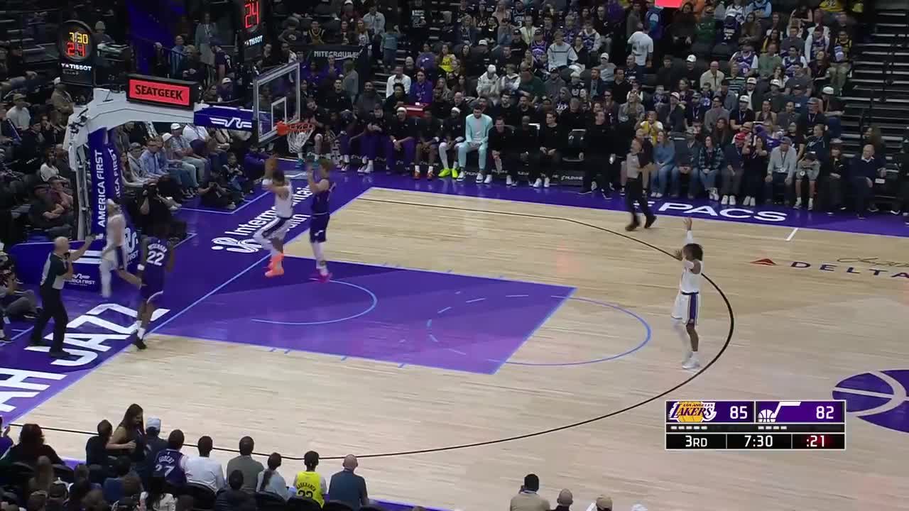 Austin Reaves finishes through contact