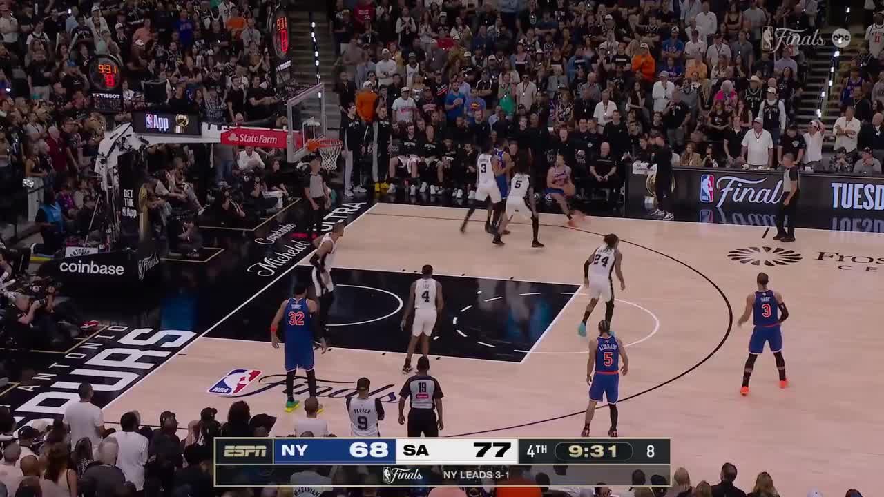 Landry Shamet nails it from behind the arc