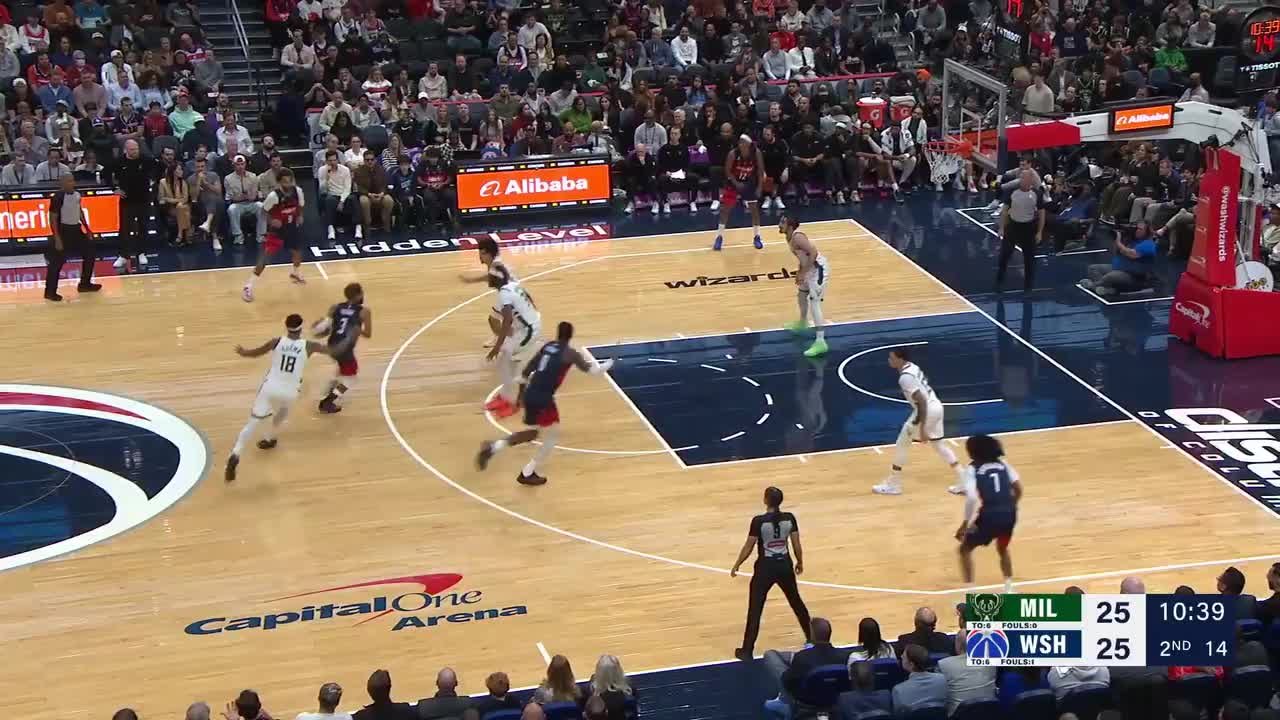 Deandre Ayton slams home the alley-oop