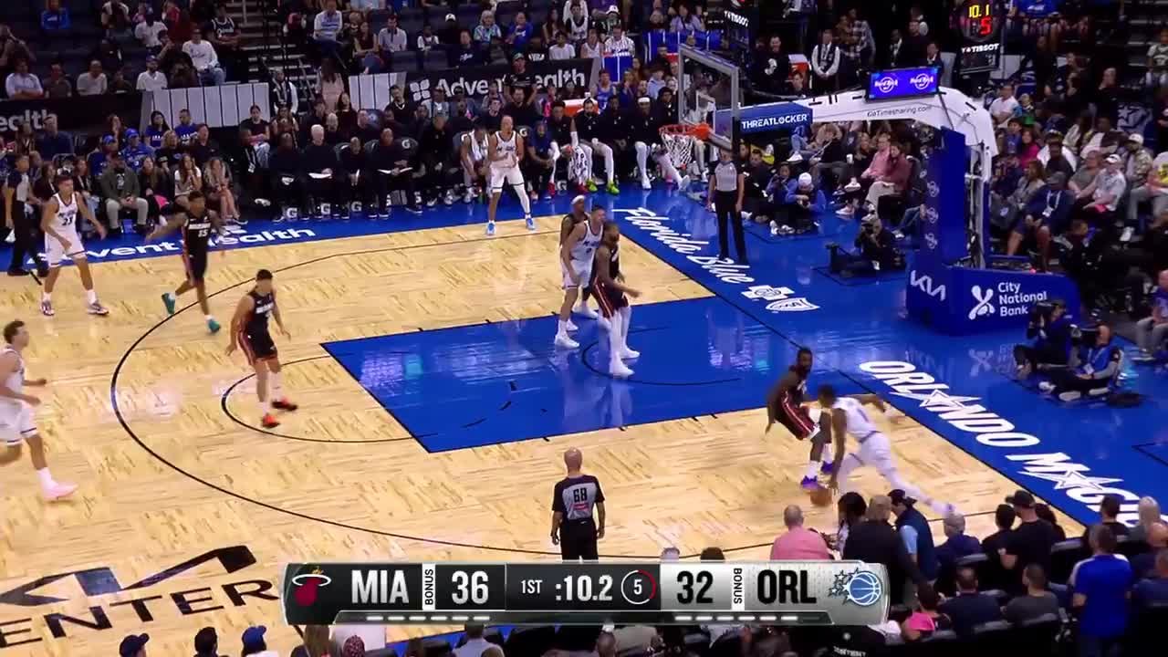 Jamal Cain with the last basket of the period