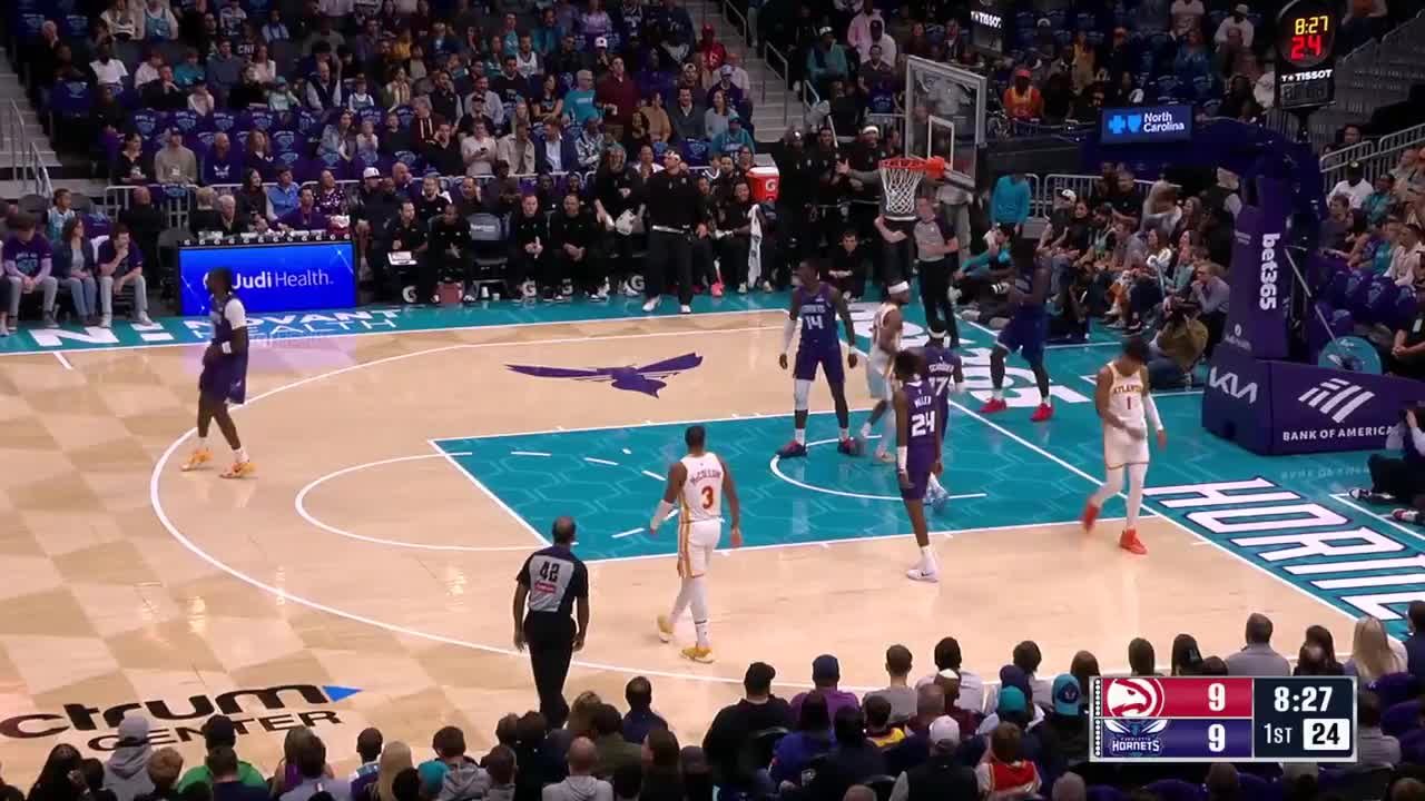 Jalen Johnson throws it down!