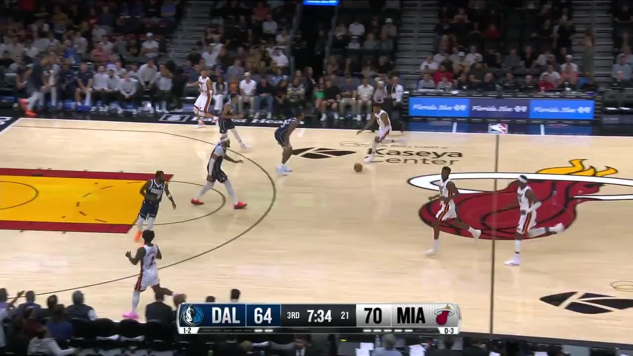 Giannis Antetokounmpo Posts 29 points, 15 rebounds & 11 assists vs. Dallas Mavericks