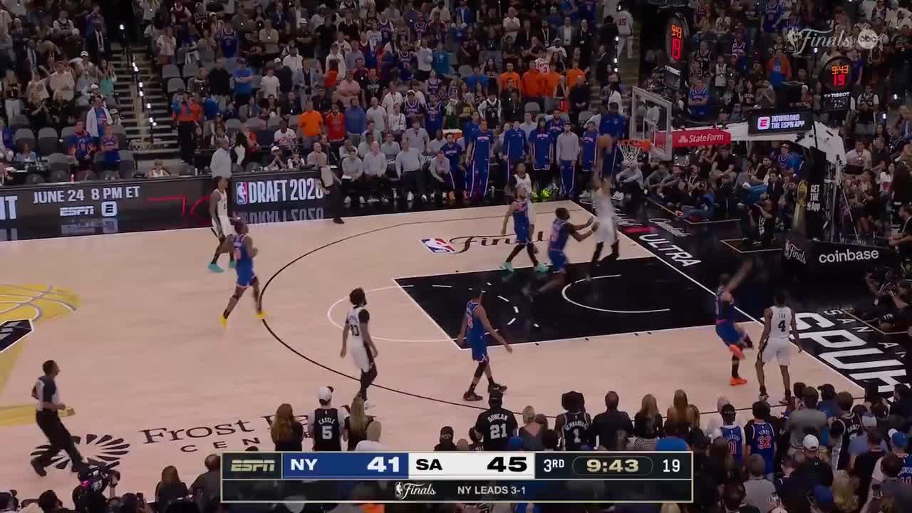 De'Aaron Fox with the nice feed