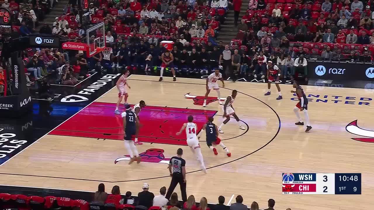 Anthony Davis slams home the alley-oop
