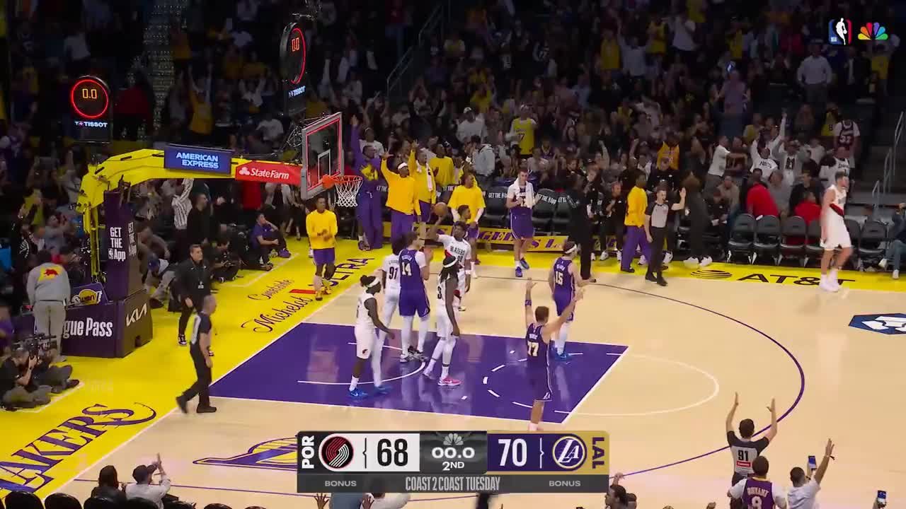 Sandro Mamukelashvili nails it from behind the arc