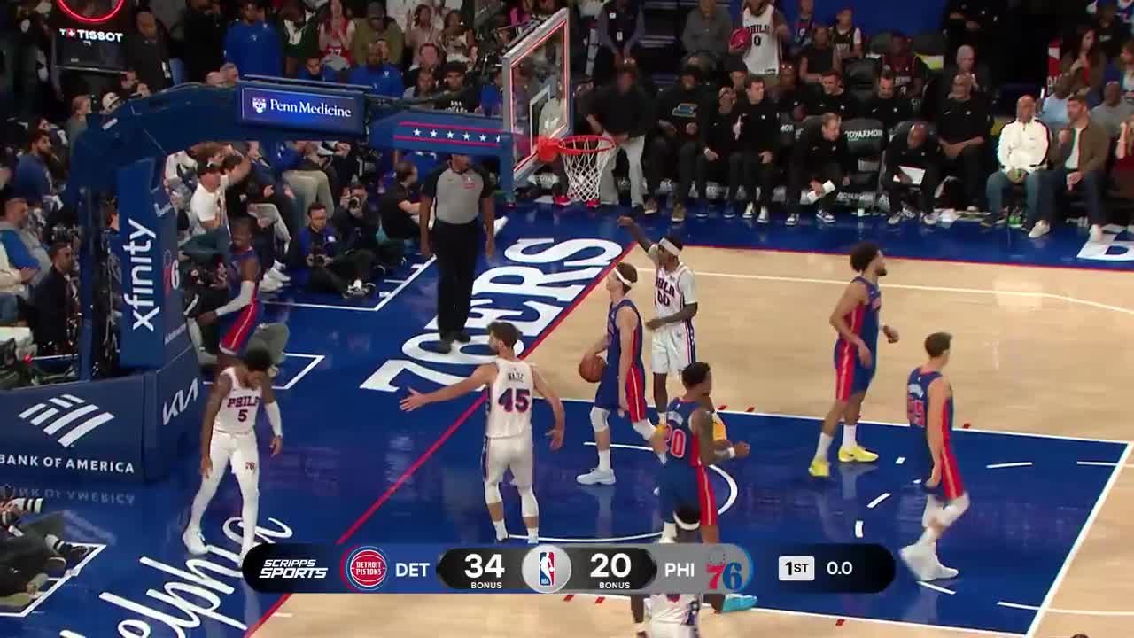 Anfernee Simons with the last basket of the period