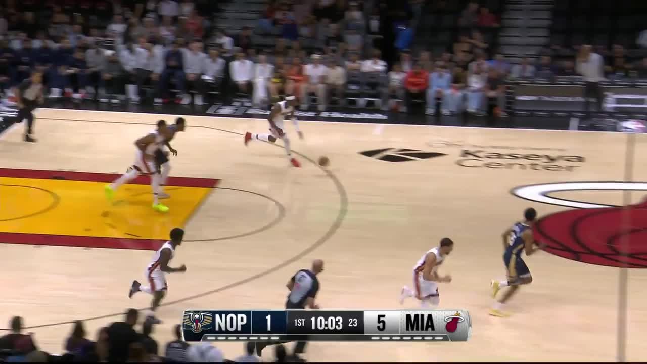 Klay Thompson sinks it from downtown
