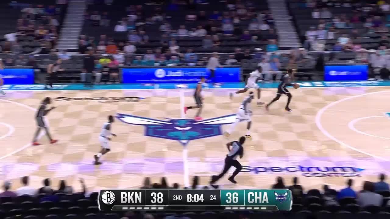 Julius Randle rocks the rim