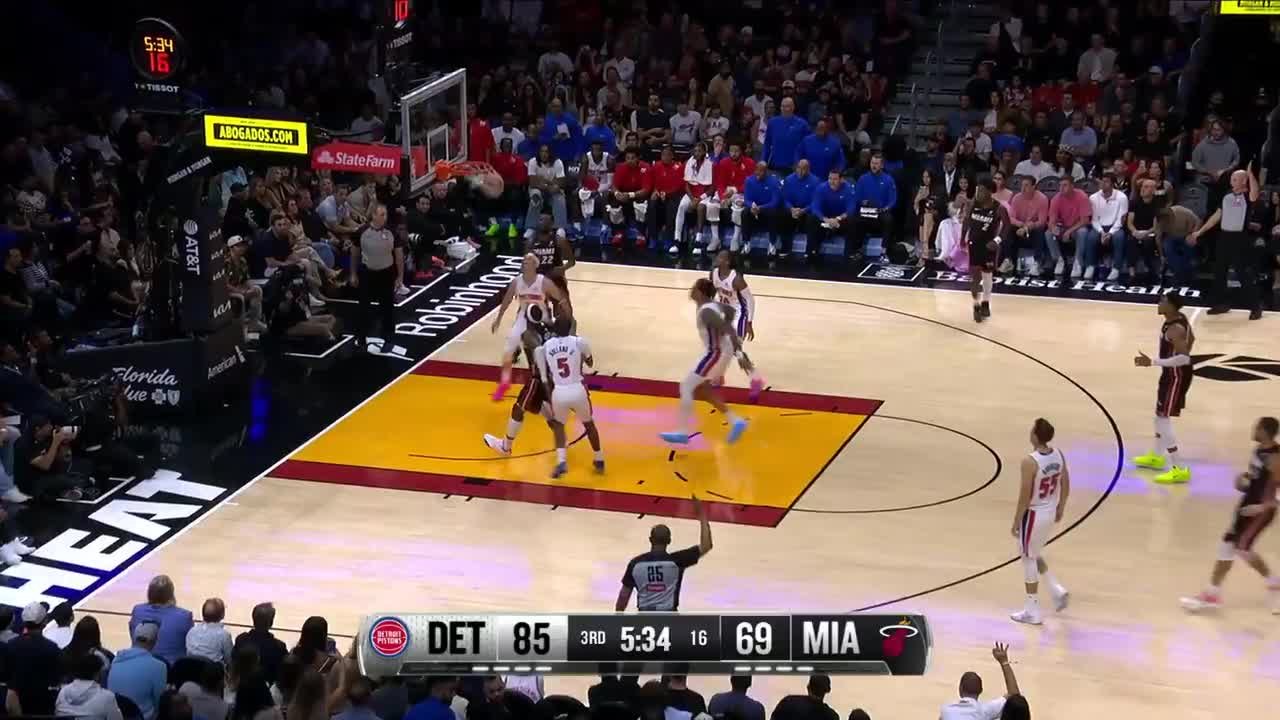 Klay Thompson drills the trey