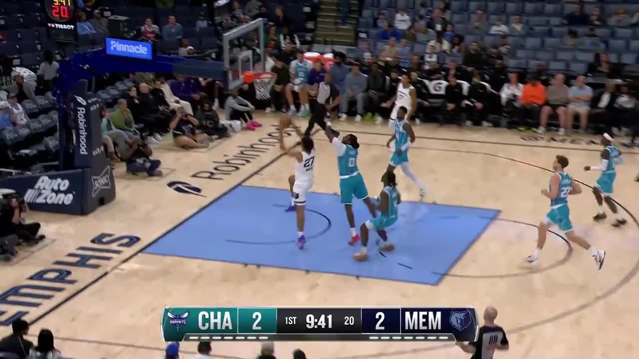Cameron Boozer rocks the rim