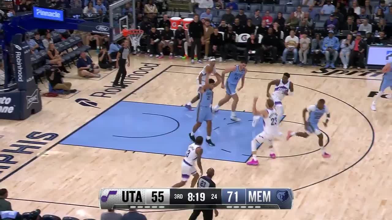 Jaylen Wells throws it down!