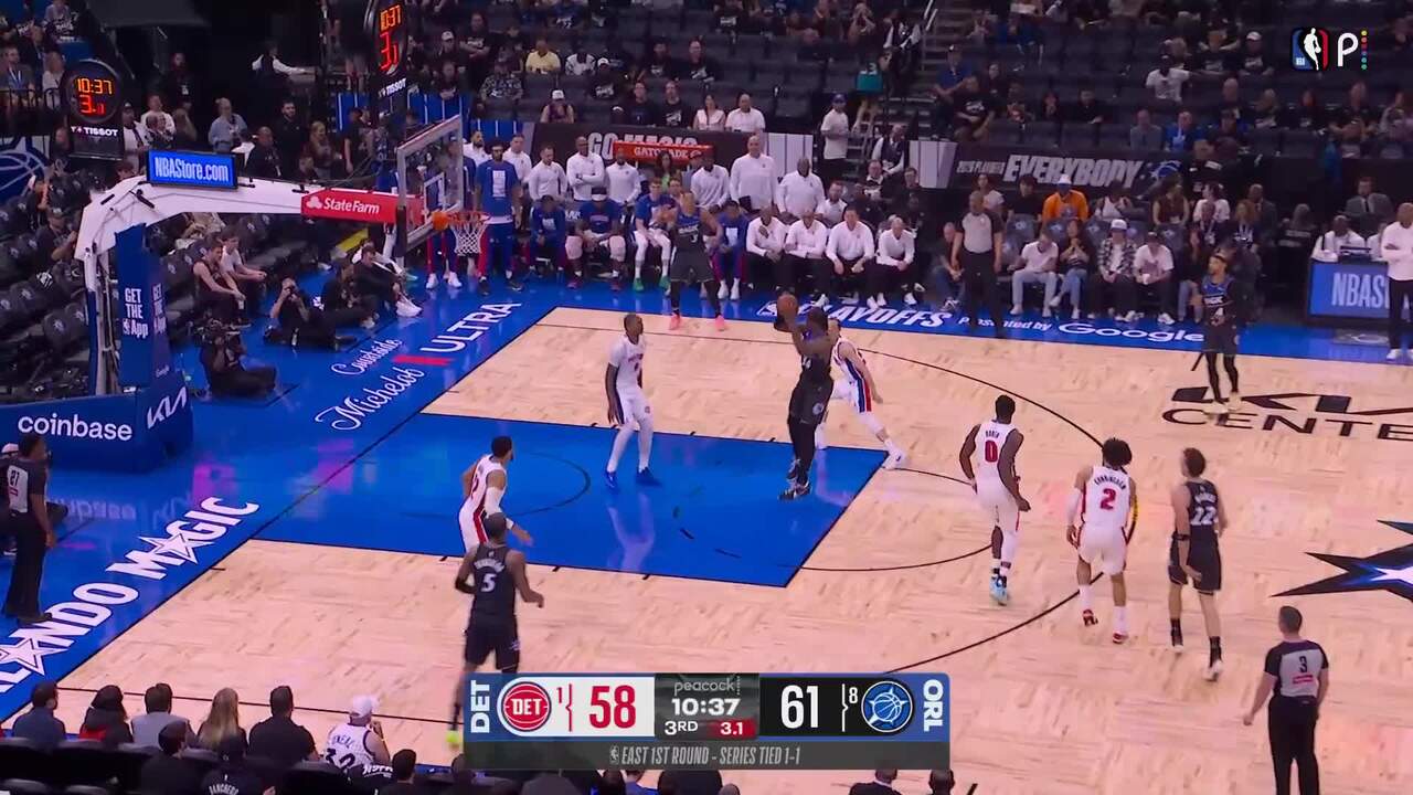 Jalen Suggs sinks the shot at the buzzer