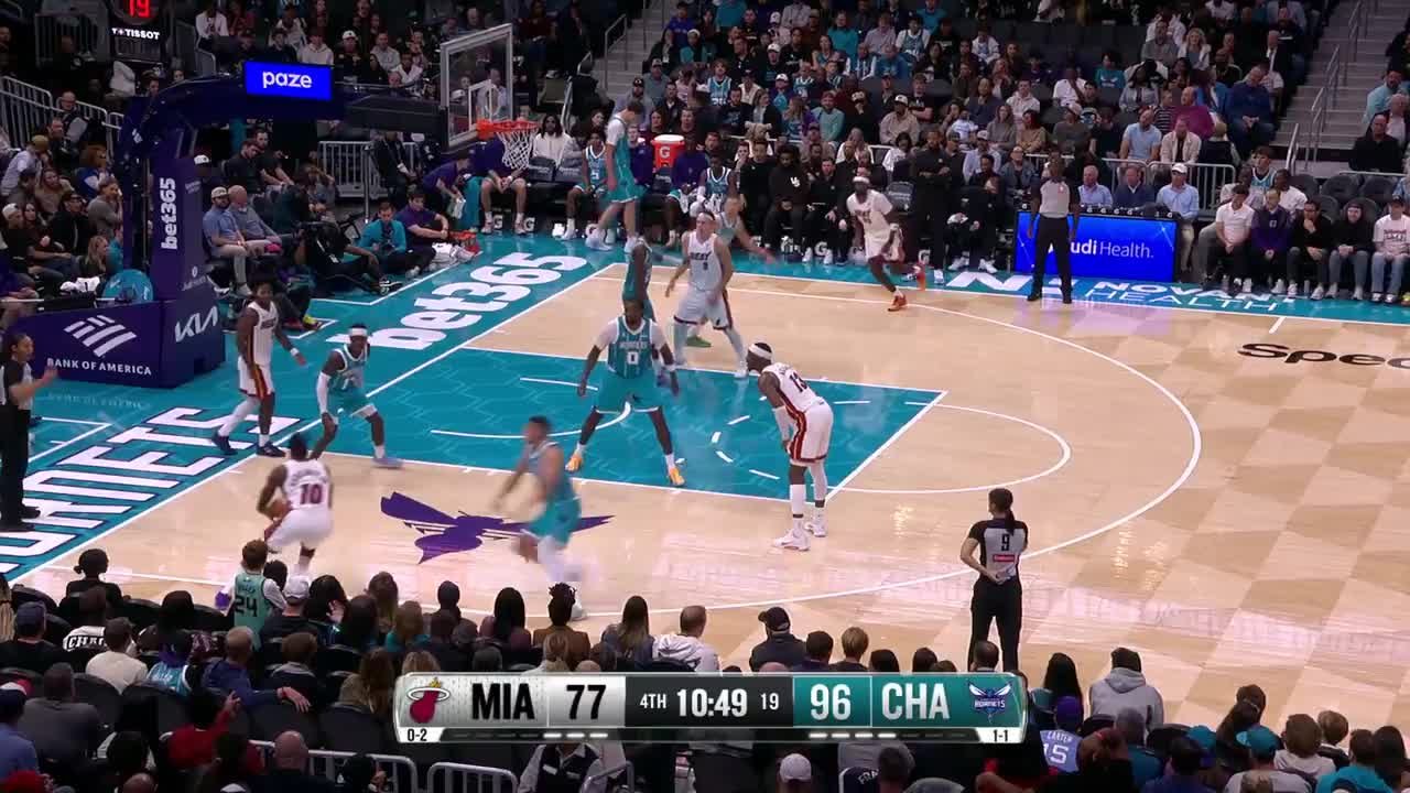 Tim Hardaway Jr. finishes through contact