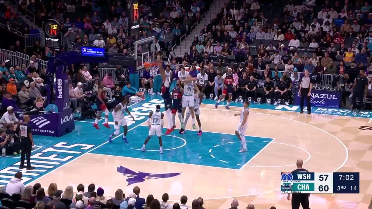Anthony Davis flies in for the alley-oop slam