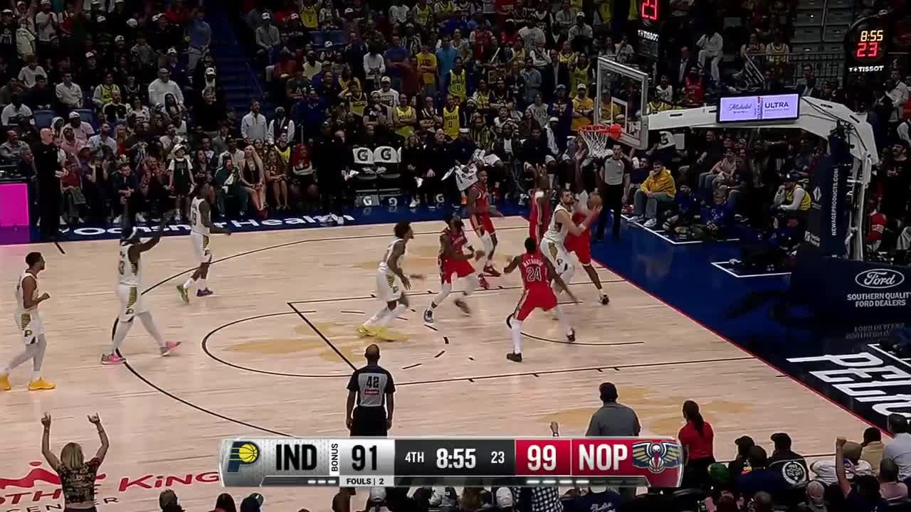 Ivica Zubac hammers it home