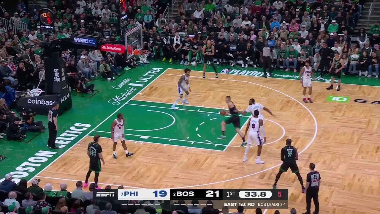 Nikola Vučević hammers it home