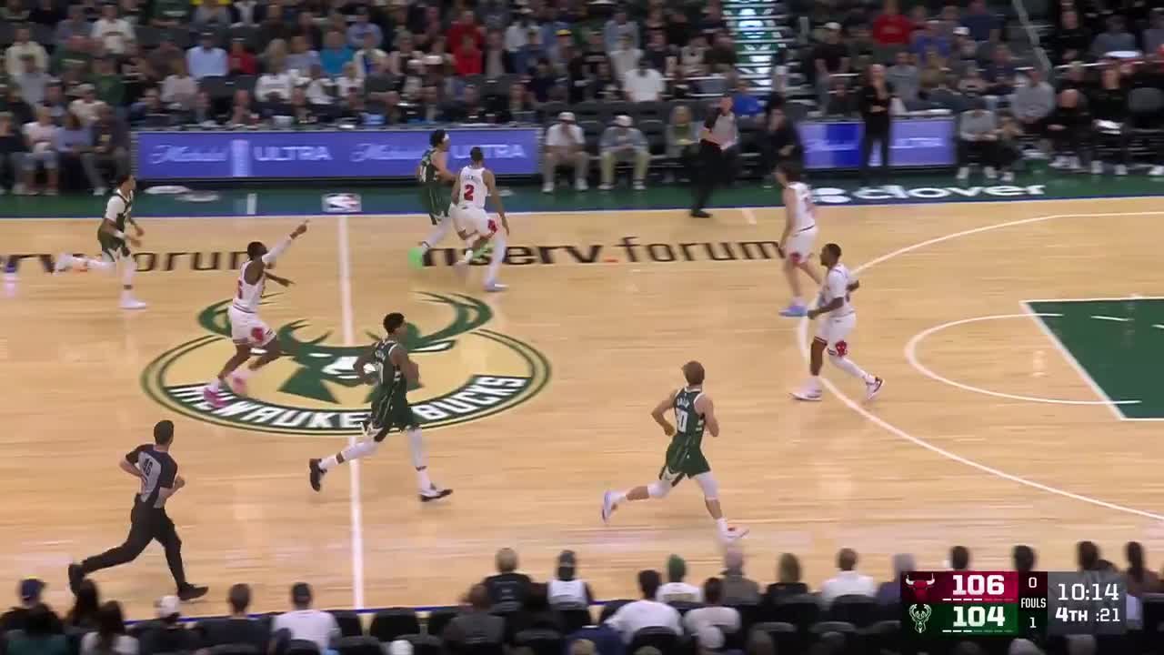 Caleb Wilson rocks the rim