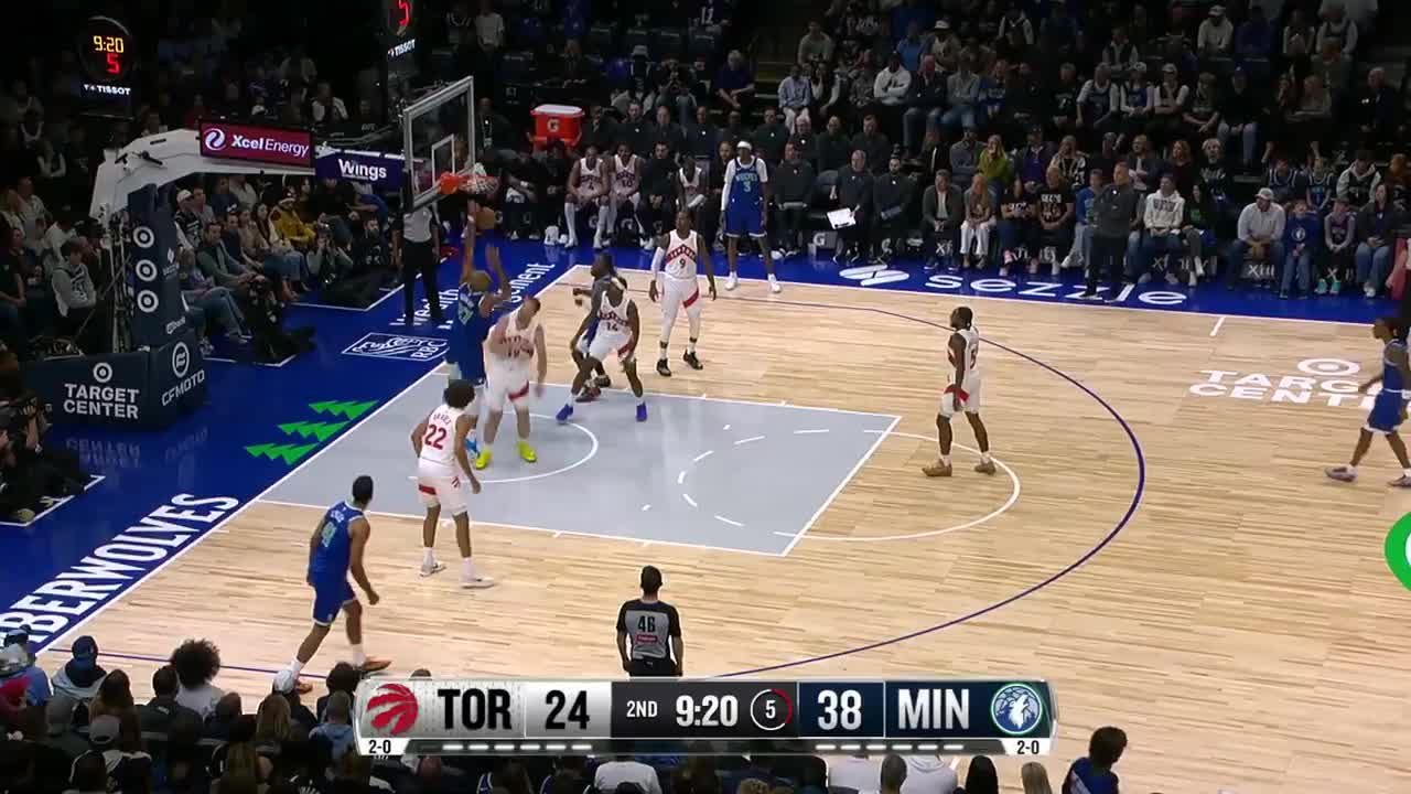 Rudy Gobert flies in for the alley-oop slam